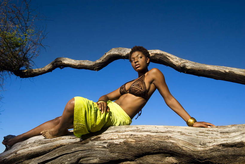 西方人,脸,头,眼睛,鼻子,嘴,耳朵,脸颊,眉毛,睫毛,手,一个人,坐,横图,室外,白天,仰视,泳装,比基尼,植物,叶子,欧洲,非洲,黑人,欧洲人,瞳孔,仅一个年轻女性,仅一个女性,仅一个人,撑,阴影,光线,影子,绿叶,树桩,枝条,注视,树,树干,树木,树枝,蓝色,蓝天,天空,阳光,天,观察,看,手部,嫩叶,木桩,眼部,晴朗,观看,察看,撑着,关注,万里无云,虬枝,枝杈,年轻女性,女人,女性,非洲人,头部,鼻,鼻孔,耳,耳部,睫,口,口腔,脸部,脸蛋,眉,面部,眼,眼睫毛,眼眉,嘴巴,嘴唇,叶,叶片,晴空,晴空万里,坐着,彩图,低角度拍摄,全身,三点式,泳衣,眼眉毛