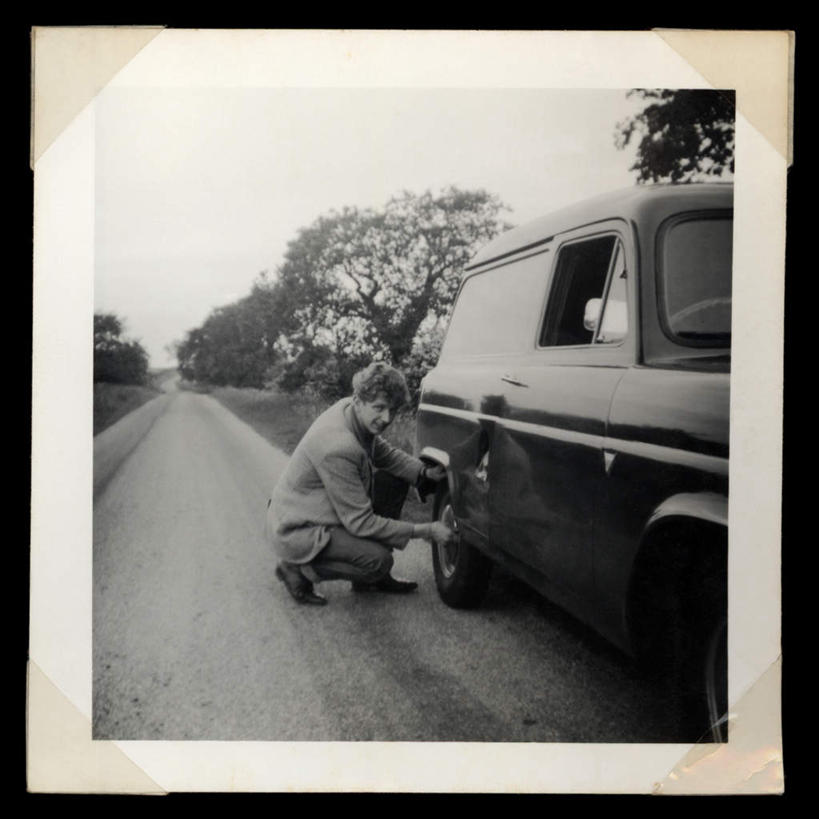 西方人,手,一个人,蹲,方图,照片,室外,白天,侧面,草地,草坪,树林,植物,道路,路,公路,汽车,欧洲,欧洲人,仅一个男性,仅一个人,握,阴影,反射,边框,影子,交通,拿,拿着,注视,车,草,树,树木,仅一个年轻男性,修车,绿色,黑色,自然,交通工具,轿车,观察,看,手部,握着,摄影,生长,成长,观看,察看,关注,载具,男人,男性,年轻男性,白种人,相片,马路,蹲着,彩图,全身,拍摄,照相