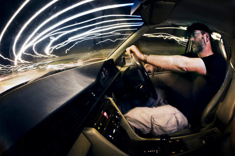 西方人,手,胡须,一个人,横图,室外,夜晚,正面,广角镜头,鱼眼镜头,汽车,欧洲,欧洲人,仅一个男性,仅一个人,握,梦幻,发光,光束,眼镜,光亮,拿,拿着,注视,车,仅一个年轻男性,方向盘,交通工具,轿车,观察,开车,看,手部,握着,观看,察看,未来,关注,发亮,载具,近视眼镜,憧憬,男人,男性,年轻男性,白种人,胡子,络腮胡,半身,彩图