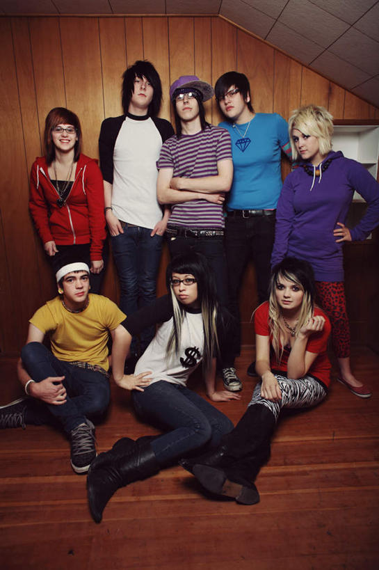 西方人,家,木屋,站,坐,竖图,室内,白天,正面,聚会,游戏,地板,天花板,欧洲,欧洲人,阴影,反射,影子,墙,地面,许多人,玩,注视,娱乐,木地板,墙壁,墙面,住宅,观察,看,站着,一群人,休闲,观看,活动,察看,发泄,关注,消遣,智力,集会,宣泄,聚首,白种人,玩耍,嬉戏,站立,坐着,彩图,全身,茅舍,茅屋,棚屋,小木屋,小屋