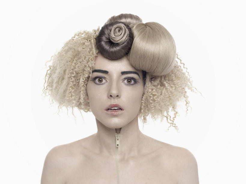 西方人,一个人,站,横图,室内,白天,白色背景,正面,欧洲,欧洲人,仅一个年轻女性,仅一个女性,仅一个人,注视,裸露,观察,看,站着,摄影,影棚,观看,盘发,察看,关注,发髻,裸,年轻女性,女人,女性,白种人,站立,半身,彩图,影棚拍摄,拍摄