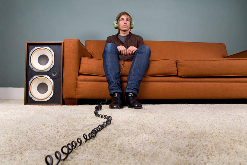 西方人,一个人,坐,横图,室内,白天,正面,通讯,客服,沙发,欧洲,欧洲人,仅一个男性,仅一个人,阴影,服装,裤子,反射,信息,影子,墙,音箱,话务员,注视,牛仔裤,休闲装,墙壁,墙面,仅一个年轻男性,衣服,耳机,耳麦,话筒,观察,看,休闲,休闲服,服务,通信,服饰,观看,协调,察看,麦克风,关注,销售,布艺沙发,客服人员,电话销售,接待员,男人,男性,年轻男性,白种人,接线员,坐着,半身,彩图