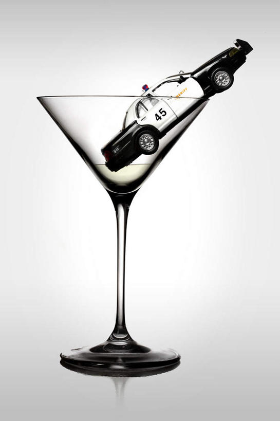 无人,竖图,室内,白天,正面,游戏,汽车,警车,杯子,玩具,一辆,透明,高脚杯,玩,娱乐,车,玻璃制品,一个,酒杯,交通工具,轿车,休闲,益智,单个,活动,发泄,消遣,智力,载具,宣泄,鸡尾酒杯,玻璃杯,玩耍,嬉戏,彩图