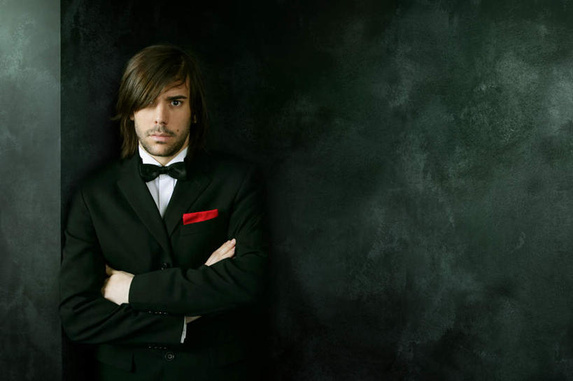 西方人,一个人,站,双手交叉,横图,室内,白天,正面,西装,欧洲,欧洲人,仅一个男性,仅一个人,套装,正装,领结,墙,注视,职业装,墙壁,墙面,仅一个年轻男性,观察,看,站着,观看,察看,双手抱胸,关注,男人,男性,年轻男性,白种人,站立,半身,彩图