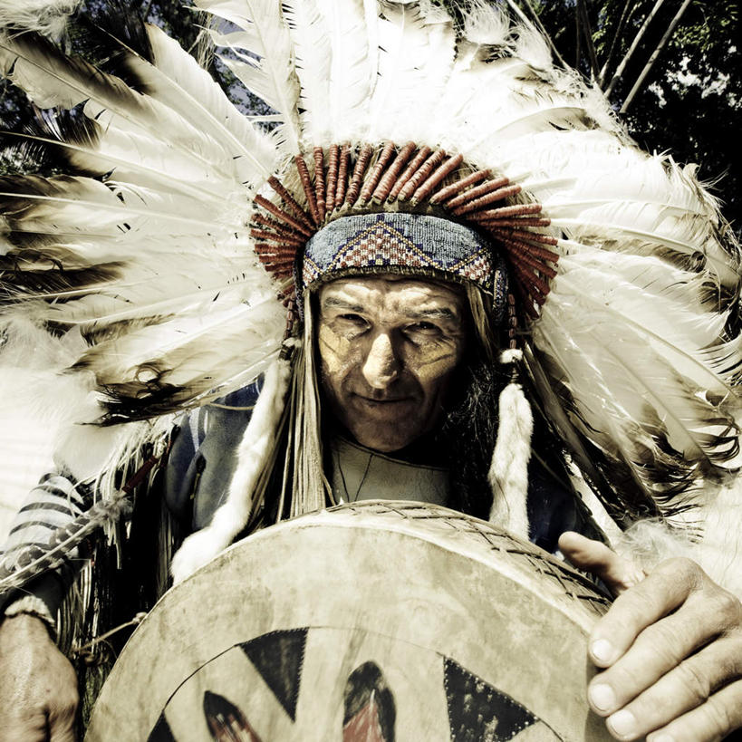 西方人,一个人,站,方图,室外,白天,正面,欧洲,欧洲人,仅一个男性,仅一个人,阴影,光线,头巾,影子,注视,阳光,车轮,观察,看,站着,仅一个老年男性,观看,察看,关注,鹰羽冠,老年男性,男人,男性,白种人,站立,半身,彩图