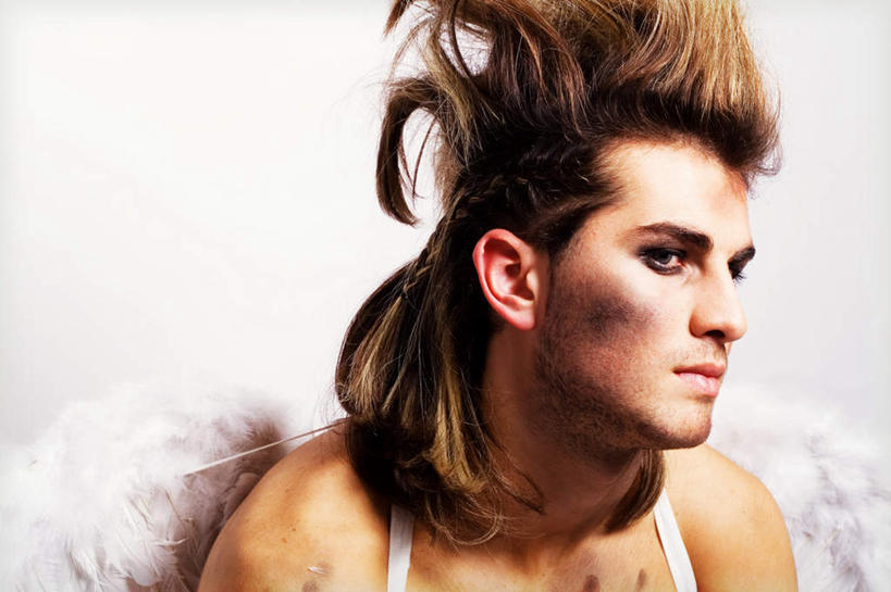 西方人,一个人,站,横图,室内,白天,正面,欧洲,欧洲人,仅一个男性,仅一个人,天使,翅膀,棕色,注视,仅一个年轻男性,观察,看,站着,观看,察看,神圣,关注,善良,信徒,使者,瘀青,圣洁,男人,男性,年轻男性,白种人,长发,站立,半身,彩图