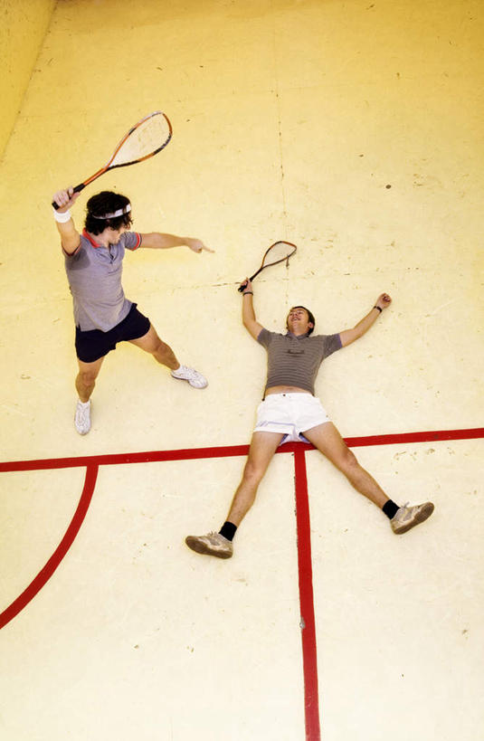 西方人,两个人,运动员,躺,跳,横图,室内,白天,仰视,锻炼,运动,网球,欧洲,欧洲人,握,黄色背景,网球拍,球场,球拍,网球装备,半空,拿,拿着,运动器械,黄色,红色,健身器械,拍,握着,摄影,影棚,健身器材,卧着,体育,网球运动,男人,男性,年轻男性,白种人,体育运动员,运动选手,躺着,跳跃,卧,彩图,低角度拍摄,全身,影棚拍摄,健身,拍摄,运动器材