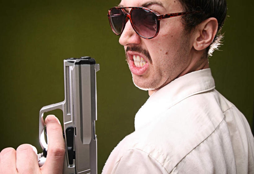 西方人,一个人,横图,室内,白天,侧面,欧洲,欧洲人,仅一个男性,仅一个人,仅一个中年男性,一副,握,黄色背景,墨镜,枪,眼镜,拿,拿着,注视,一只,太阳镜,太阳眼镜,观察,看,遮阳镜,握着,摄影,手枪,影棚,观看,察看,关注,杀手,男人,男性,中年男性,白种人,半身,彩图,影棚拍摄,拍摄