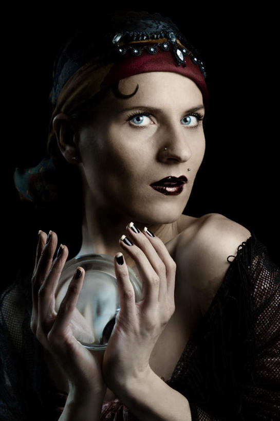 西方人,一个人,竖图,室内,白天,正面,欧洲,欧洲人,仅一个年轻女性,仅一个女性,仅一个人,握,黑色背景,透明,水晶,拿,拿着,注视,一个,观察,看,球体,水晶球,握着,摄影,影棚,单个,观看,察看,关注,秘密,诡秘,年轻女性,女人,女性,白种人,半身,彩图,影棚拍摄,拍摄