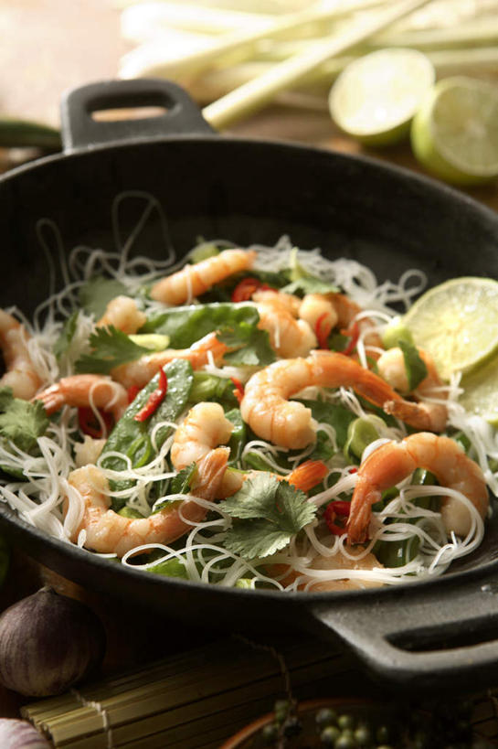 海鲜,无人,竖图,俯视,室内,白天,烹饪,蔬菜,厨具,金属制品,新鲜,金属,锅子,虾,食品,锅,水产,海洋生物,食物,一只,有机食品,绿色食品,锅具,混合,水生动物,海产品,水生物,海底动物,烹饪用具,混淆,夹杂,烹调用具,烹调,彩图,高角度拍摄