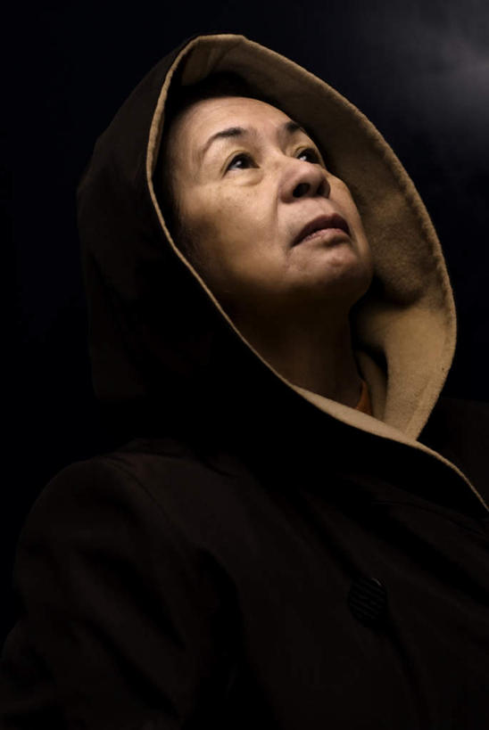 东方人,一个人,竖图,室内,白天,正面,帽子,亚洲,仅一个女性,仅一个人,戴,服装,注视,休闲装,黄种人,衣服,观察,看,休闲,休闲服,服饰,仅一个老年女性,观看,悲伤,戴着,察看,伤心,关注,哀痛,悲戚,悲痛,老年女性,女人,女性,亚洲人,半身,彩图