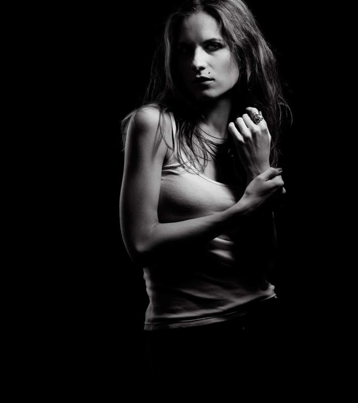 西方人,手,一个人,模特,站,摸,竖图,室内,白天,正面,欧洲,欧洲人,仅一个年轻女性,仅一个女性,仅一个人,抚摸,黑色背景,注视,观察,看,站着,手部,摄影,影棚,观看,察看,关注,年轻女性,女人,女性,白种人,模特儿,触摸,接触,站立,半身,彩图,影棚拍摄,拍摄