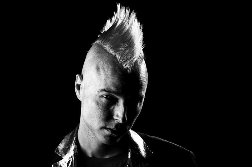 西方人,头发,一个人,横图,室内,白天,正面,欧洲,欧洲人,仅一个男性,仅一个人,黑色背景,注视,仅一个年轻男性,观察,看,摄影,影棚,观看,察看,关注,竖直,莫西干,男人,男性,年轻男性,白种人,半身,彩图,影棚拍摄,拍摄