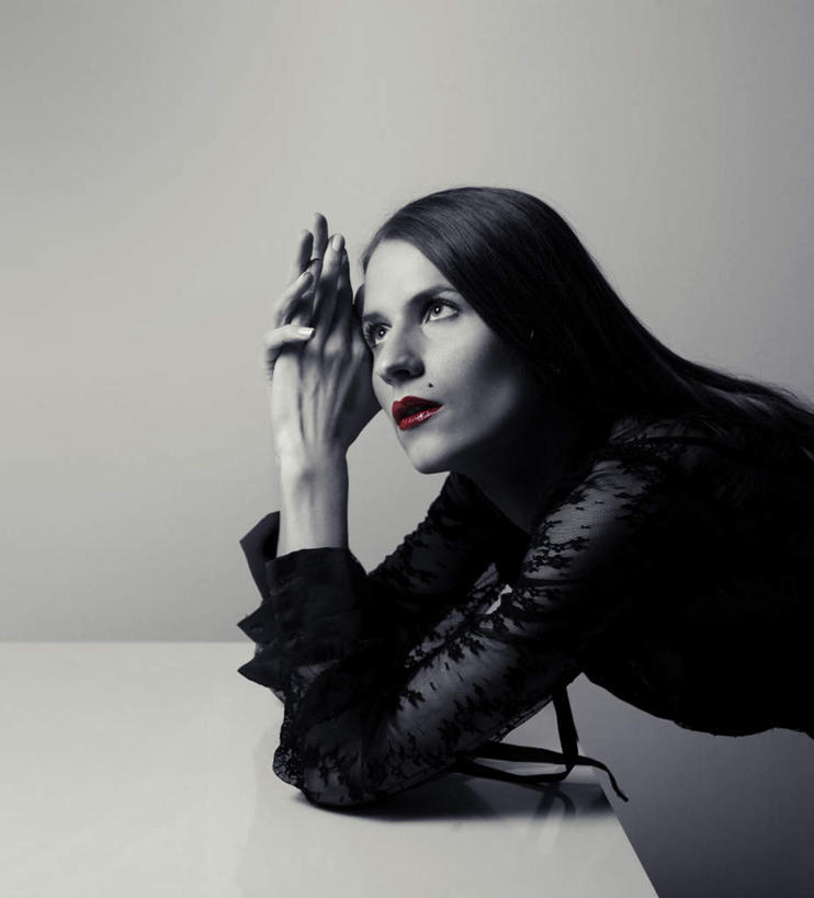 西方人,手,一个人,坐,双手交叉,竖图,室内,白天,侧面,欧洲,欧洲人,仅一个年轻女性,仅一个女性,仅一个人,注视,观察,看,手部,观看,察看,关注,年轻女性,女人,女性,白种人,坐着,半身,彩图