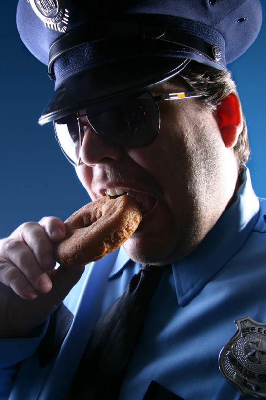 点心,面包,西方人,一个人,警察,警卫,竖图,室外,特写,白天,正面,帽子,欧洲,欧洲人,仅一个男性,仅一个人,仅一个中年男性,一副,握,咬,光线,墨镜,眼镜,食品,面点,拿,拿着,食物,糕点,一个,蓝色,太阳镜,太阳眼镜,遮阳镜,握着,军帽,单个,咬着,多纳圈,一顶,男人,男性,中年男性,白种人,保安,警卫员,看守,卫兵,半身,彩图