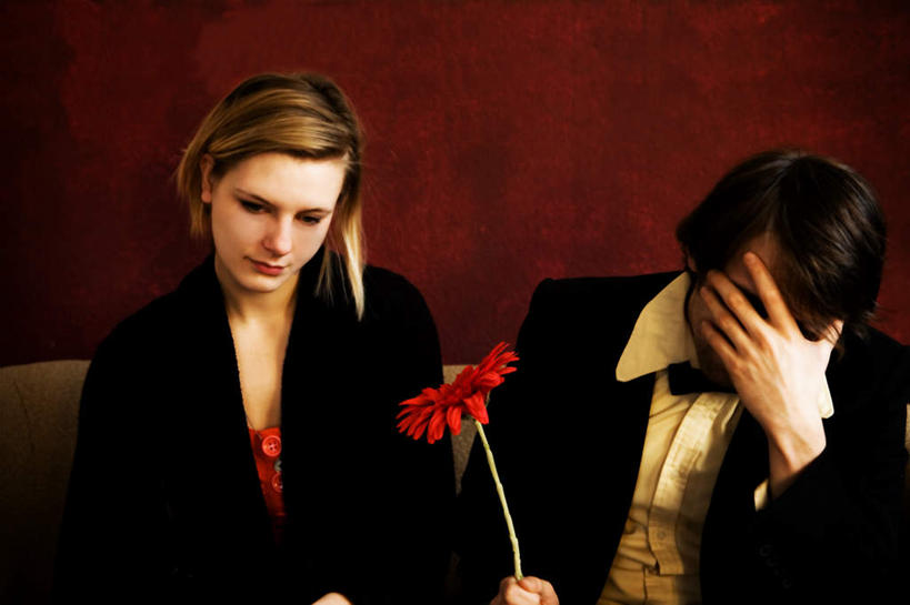 西方人,两个人,坐,横图,室内,白天,正面,快乐,失败,幸福,欧洲,欧洲人,红色背景,沮丧,盛开,茎,玛格丽特,花蕾,注视,雏菊,花,花瓣,花朵,鲜花,一朵,红色,花苞,花蕊,观察,看,难受,菊花,活力,无奈,遮,遮掩,摄影,影棚,观看,希望,失望,悲伤,察看,掩盖,伤心,遮挡,坚强,难过,关注,失落,和平,遮盖,离别,颓废,延命菊,幸福花,挫败,春菊,马兰头花,受挫,落败,落空,错过,失足,失意,失策,失算,颓丧,衰颓,悲哀,懊丧,颓靡,气馁,丧气,掩饰,暗恋,纯情,单恋,败北,挫折,失利,天真,男人,男性,年轻男性,年轻女性,女人,女性,白种人,坐着,半身,彩图,影棚拍摄,愉快,拍摄