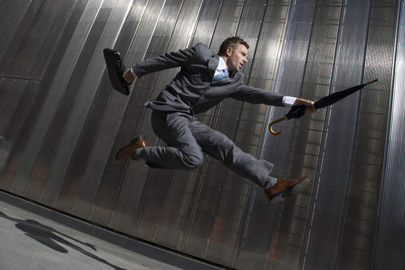 西方人,一个人,跳,横图,室外,白天,正面,衬衫,西装,道路,路,公路,欧洲,欧洲人,仅一个男性,仅一个人,仅一个中年男性,一把,握,阴影,套装,正装,光线,拉杆箱,旅行箱,伞,影子,雨伞,遮阳伞,墙,领带,交通,拿,拿着,职业装,阳伞,墙壁,墙面,阳光,行李箱,箱子,伸,握着,出差,屈,象征,庄重,身份,正式,地位,男人,男性,中年男性,白种人,马路,跳跃,彩图,全身,衬衣,旅行