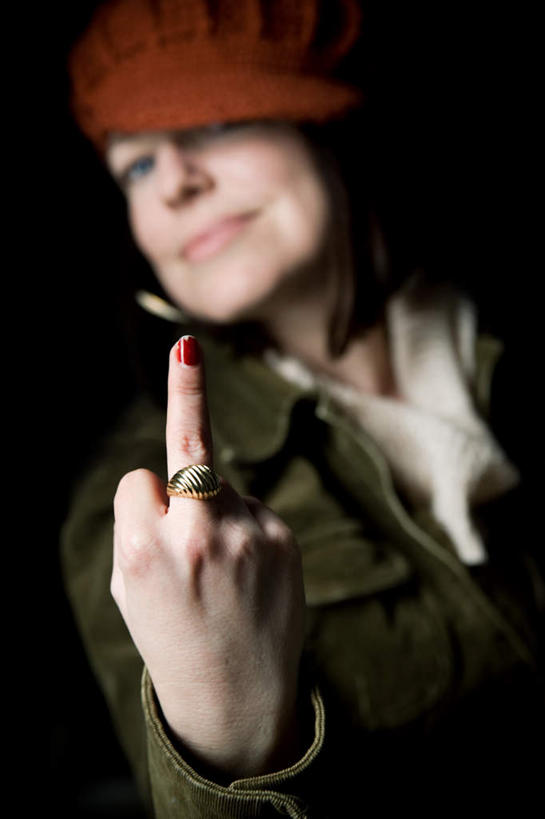 西方人,中指,一个人,站,笑,微笑,露齿笑,竖图,室内,白天,正面,爱情,房间,帽子,欧洲,欧洲人,仅一个女性,仅一个人,指,阴影,服装,朦胧,模糊,光线,影子,墙,灯光,浪漫,注视,休闲装,方向,运动帽,墙壁,墙面,装饰品,一个,衣服,戒指,饰品,首饰,观察,回头,看,手势,站着,转头,仅一个中年女性,休闲,向上,休闲服,鸭舌帽,恩爱,竖,服饰,单个,观看,翘,信物,察看,指向,权利,鄙视,关注,挑衅,藐视,讽刺,蔑视,嘲笑,手饰,人身攻击,女人,女性,中年女性,白种人,站立,半身,彩图