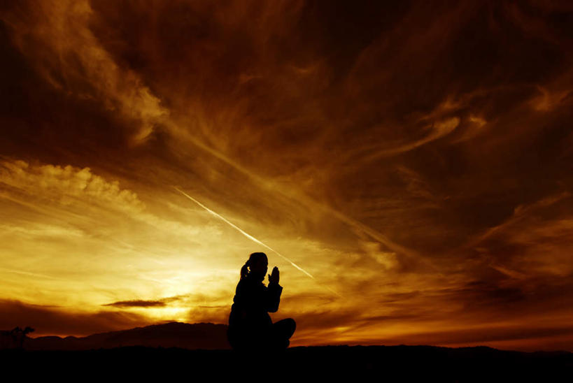 西方人,一个人,坐,盘腿,横图,全景,室外,白天,仰视,锻炼,瑜伽,运动,日落,天际线,欧洲,欧洲人,仅一个年轻女性,仅一个女性,仅一个人,晚霞,霞光,落日,背光,天空,黄昏,天,彩霞,养生,逆光,夕照,体育,年轻女性,女人,女性,白种人,夕阳,盘腿而坐,盘膝,盘着腿的,盘着腿坐,双腿交叉,坐着,彩图,低角度拍摄,全身,健身,斜阳