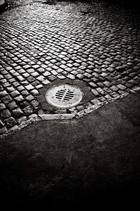 无人,竖图,俯视,黑白,室外,白天,阴影,古老,破旧,陈旧,光线,瓷砖,地砖,影子,灯光,地面,排水口,陈腐,高角度拍摄