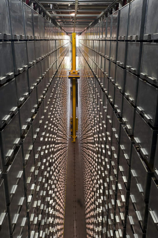 无人,竖图,室内,白天,正面,重复,柜子,抽屉,一排,许多,阴影,整齐,光线,材料,档案,文件,影子,灯光,很多,排列,资料,队列,文档,档案柜,彩图