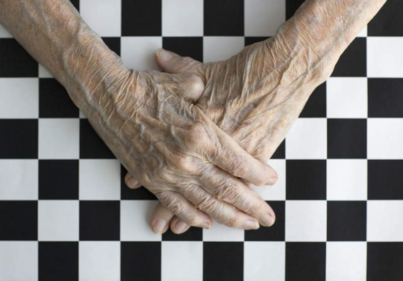 西方人,手,皱纹,一个人,横图,俯视,黑白,室内,白天,欧洲,欧洲人,仅一个男性,仅一个人,握,格子,仅一个老年男性,手部,握着,老年男性,男人,男性,白种人,半身,彩图,高角度拍摄