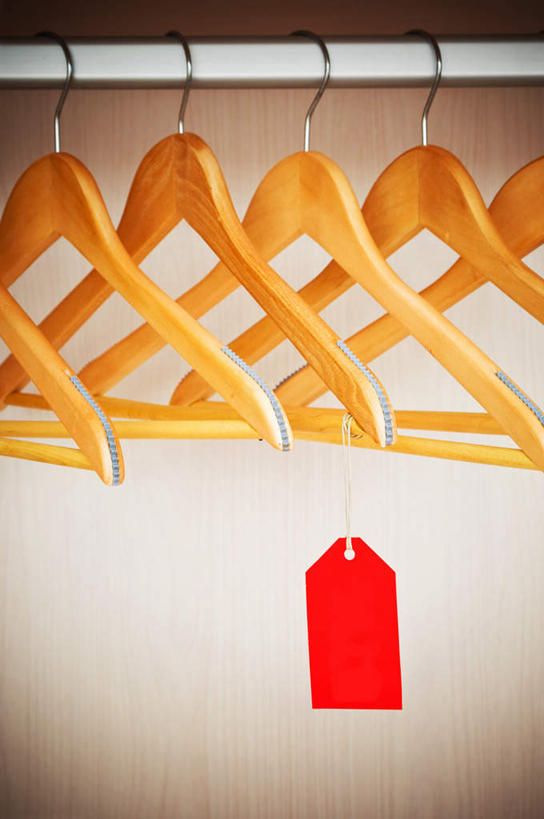 无人,商店,竖图,室内,白天,正面,购物,消费,超市,一排,许多,吊挂,悬挂,阴影,整齐,光线,木制,木板,影子,灯光,很多,挂,排列,黄色,红色,夹子,木制品,衣柜,金融,百货,服装店,队列,价格标签,选购,贸易,百货公司,衣夹,服饰店,血拼,彩图,购物商场,购物中心,商业中心