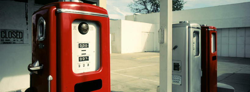 无人,横图,室内,白天,正面,度假,美景,城市风光,城市,阴影,光线,标价,标志,数字,文字,影子,字符,景观,云,云朵,地面,云彩,娱乐,标识,蓝色,白云,蓝天,天空,阳光,天,享受,休闲,景色,放松,阿拉伯数字,加油站,晴朗,加油机,加油枪,计量加油枪,输油枪,油枪,晴空,彩图