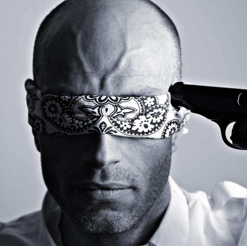 西方人,脸,头,脸颊,秃头,一个人,举,横图,室内,白天,正面,欧洲,欧洲人,仅一个男性,仅一个人,握,灰色背景,手帕,拿,拿着,仅一个年轻男性,一个,托,握着,摄影,影棚,单个,自杀,丝织品,自尽,男人,男性,年轻男性,白种人,头部,光头,无发,脸部,脸蛋,面部,举起,举手,举着,向上举,向上伸,向上托,半身,彩图,影棚拍摄,拍摄