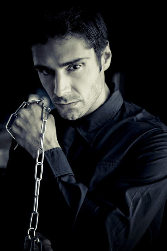 西方人,脸,头,脸颊,一个人,站,举,竖图,室内,特写,白天,正面,金属制品,欧洲,欧洲人,仅一个男性,仅一个人,握,金属,拿,拿着,仅一个年轻男性,托,站着,握着,铁链,束缚,约束,局促,束厄,男人,男性,年轻男性,白种人,头部,脸部,脸蛋,面部,举起,举手,举着,向上举,向上伸,向上托,站立,半身,彩图