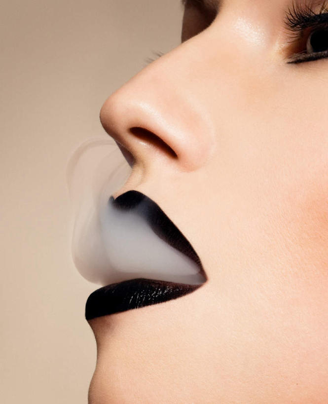 西方人,脸,头,嘴,脸颊,一个人,吸烟,竖图,室内,白天,仰视,欧洲,欧洲人,仅一个年轻女性,仅一个女性,仅一个人,烟雾,扭头,注视,黑色,观察,看,张嘴,转头,观看,察看,恐怖,关注,张大嘴巴,沉默,不祥,悲哀,中间色,消亡,罪恶,年轻女性,女人,女性,白种人,头部,口,口腔,脸部,脸蛋,面部,嘴巴,嘴唇,张开嘴,抽烟,半身,彩图,低角度拍摄