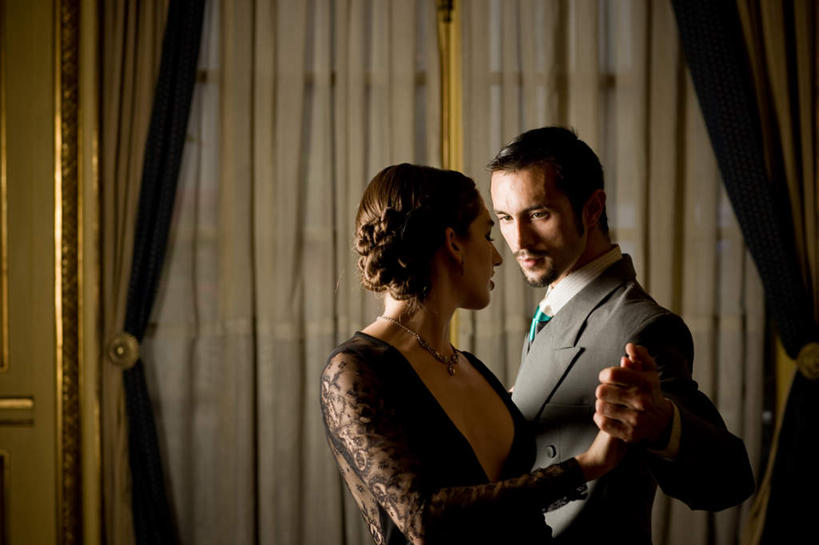 西方人,两个人,夫妻,站,横图,室内,白天,正面,爱情,跳舞,窗帘,欧洲,欧洲人,浪漫,相视,站着,面对面,恩爱,恋人,对视,相对,舞姿,探戈,相看,男人,男性,年轻男性,年轻女性,女人,女性,白种人,夫妇,情侣,站立,半身,彩图,舞蹈,伴侣