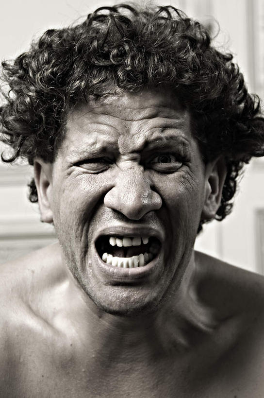 西方人,脸,头,脸颊,一个人,竖图,室内,白天,正面,欧洲,欧洲人,仅一个男性,仅一个人,仅一个年轻男性,张嘴,疼痛,悲伤,痛苦,张大嘴巴,丑陋,疾苦,苦楚,丑恶,貌寝,男人,男性,年轻男性,白种人,头部,脸部,脸蛋,面部,张开嘴,半身,彩图