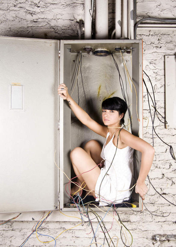 西方人,一个人,坐,竖图,室内,白天,侧面,柜子,欧洲,欧洲人,仅一个年轻女性,仅一个女性,仅一个人,撑,扭头,注视,橱柜,观察,看,转头,观看,察看,撑着,关注,年轻女性,女人,女性,白种人,坐着,彩图,全身