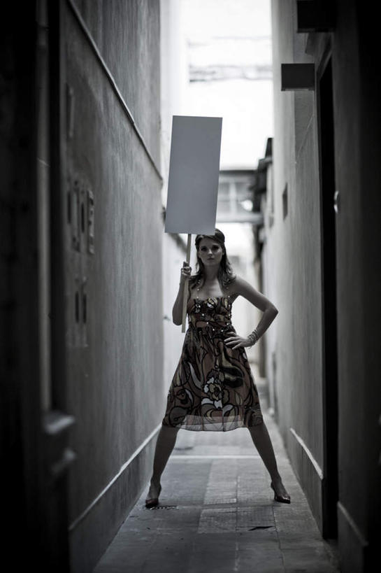 西方人,一个人,家,站,竖图,室外,白天,正面,裙子,项链,欧洲,欧洲人,仅一个年轻女性,仅一个女性,仅一个人,握,阴影,连衣裙,朦胧,模糊,光线,影子,房屋,墙,屋子,走道,走廊,过道,拿,拿着,注视,手叉腰,楼房,布告,墙壁,墙面,住宅,装饰品,阳光,饰品,首饰,叉腰,观察,看,站着,握着,手镯,观看,吊带裙,察看,关注,通告,年轻女性,女人,女性,白种人,站立,彩图,全身,房子