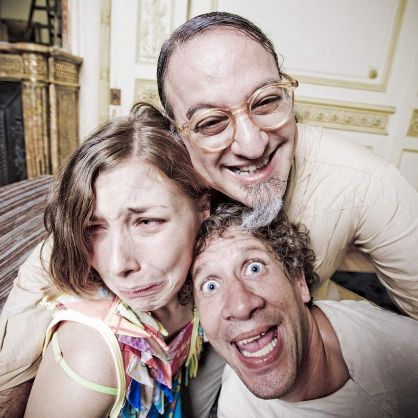 西方人,三个人,父亲,女儿,儿子,坐,抱,笑,微笑,露齿笑,方图,俯视,室内,白天,裙子,欧洲,欧洲人,连衣裙,服装,朦胧,模糊,眼镜,扭头,注视,休闲装,衣服,观察,看,转头,休闲,父女,父子,休闲服,父爱,服饰,抱着,观看,察看,搂着,关注,近视眼镜,老年男性,男人,男性,年轻男性,年轻女性,女人,女性,白种人,搂,搂抱,坐着,半身,彩图,高角度拍摄