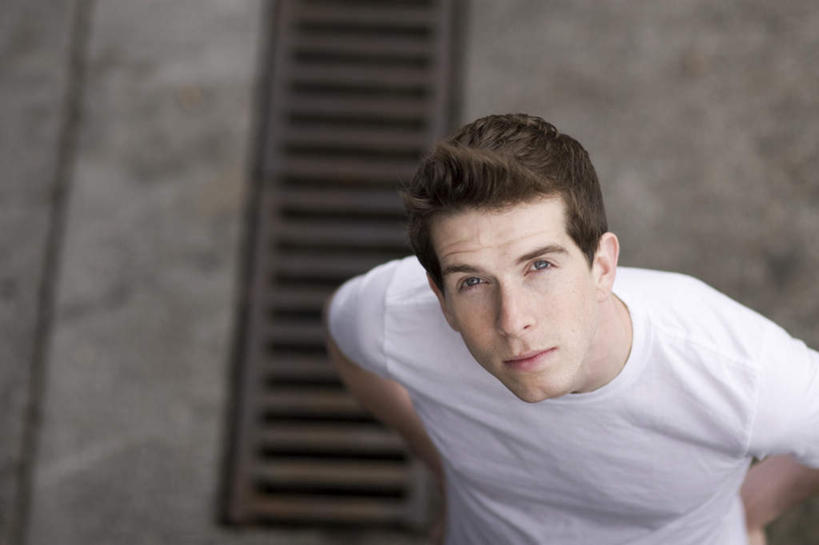 西方人,一个人,站,横图,俯视,室外,白天,T恤衫,道路,路,欧洲,欧洲人,仅一个男性,仅一个人,下水道,小路,交通,T恤,注视,仅一个年轻男性,白色,观察,看,站着,观看,察看,关注,男人,男性,年轻男性,白种人,抬头,仰头,站立,半身,彩图,高角度拍摄