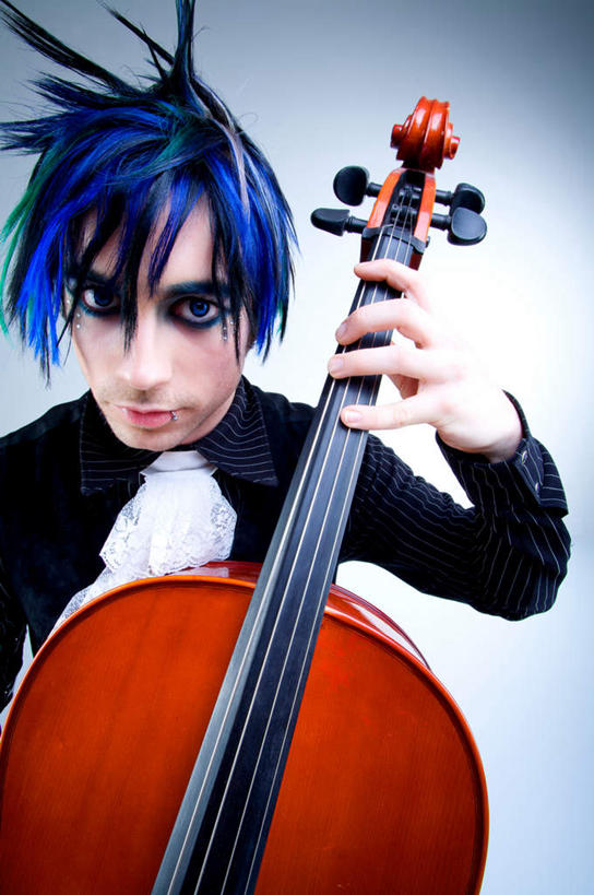 西方人,头发,一个人,坐,竖图,室内,白天,正面,衬衫,化妆,美容,欧洲,欧洲人,仅一个男性,仅一个人,护肤,灰色背景,大提琴,乐器,领带,弦乐器,弹奏,注视,仅一个年轻男性,蓝色,绿色,观察,看,保养,享受,休闲,放松,保健,摄影,影棚,观看,察看,关注,弓拉弦乐器,弓拉弦鸣乐器,养颜,唇钉,男人,男性,年轻男性,白种人,坐着,半身,彩图,影棚拍摄,衬衣,拍摄