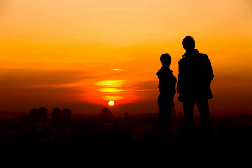 西方人,两个人,站,横图,室外,白天,侧面,旅游,度假,美景,日落,欧洲,欧洲人,服装,景观,晚霞,霞光,云,云朵,落日,云彩,注视,休闲装,娱乐,衣服,红色,蓝色,白云,蓝天,天空,自然,黄昏,天,观察,看,站着,享受,休闲,休闲服,景色,彩霞,放松,服饰,晴朗,观看,察看,关注,自然风光,东欧,夕照,塞尔维亚,塞尔维亚共和国,男人,男性,女人,女性,中年男性,中年女性,白种人,晴空,夕阳,站立,彩图,全身,斜阳