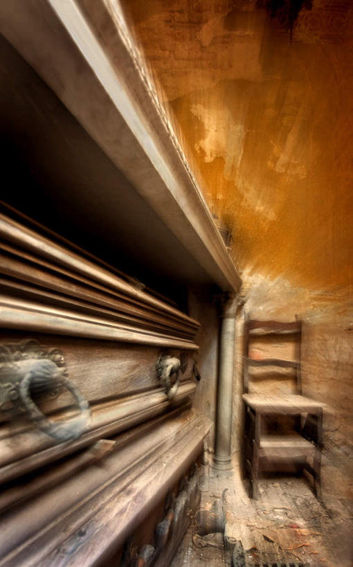 无人,教堂,竖图,室内,白天,正面,柜子,椅子,朦胧,模糊,破旧,陈旧,木制,木椅,墙,历史,破坏,破损,墙壁,墙面,古代,木制品,橱柜,橙色,宗教,信仰,碎片,损坏,信念,古远,彩图,大教堂,礼拜堂