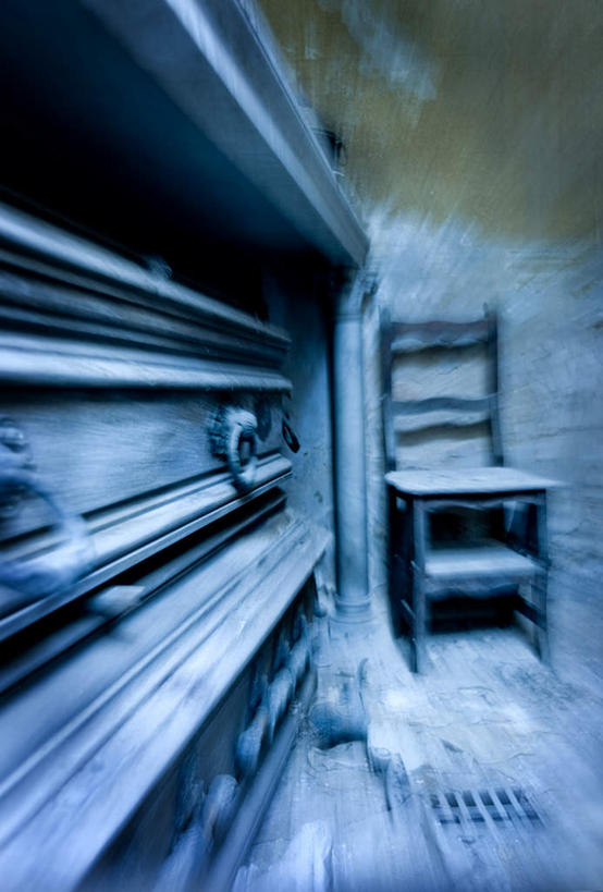 无人,教堂,竖图,室内,白天,正面,柜子,椅子,朦胧,模糊,破旧,陈旧,木制,木椅,墙,历史,破坏,破损,墙壁,墙面,古代,蓝色,木制品,橱柜,宗教,信仰,碎片,损坏,信念,古远,彩图,大教堂,礼拜堂