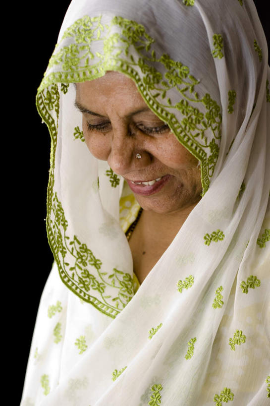 东方人,一个人,站,竖图,室内,白天,正面,民族服装,亚洲,仅一个女性,仅一个人,黑色背景,注视,黄种人,一个,低头,观察,看,站着,摄影,服饰,仅一个老年女性,影棚,单个,观看,飘逸,察看,庄重,关注,追求,鼻钉,纱丽,雅致,垂头,纱丽服,清婉,妍丽,老年女性,女人,女性,亚洲人,站立,半身,彩图,影棚拍摄,传统服装,民俗服,拍摄,奢华