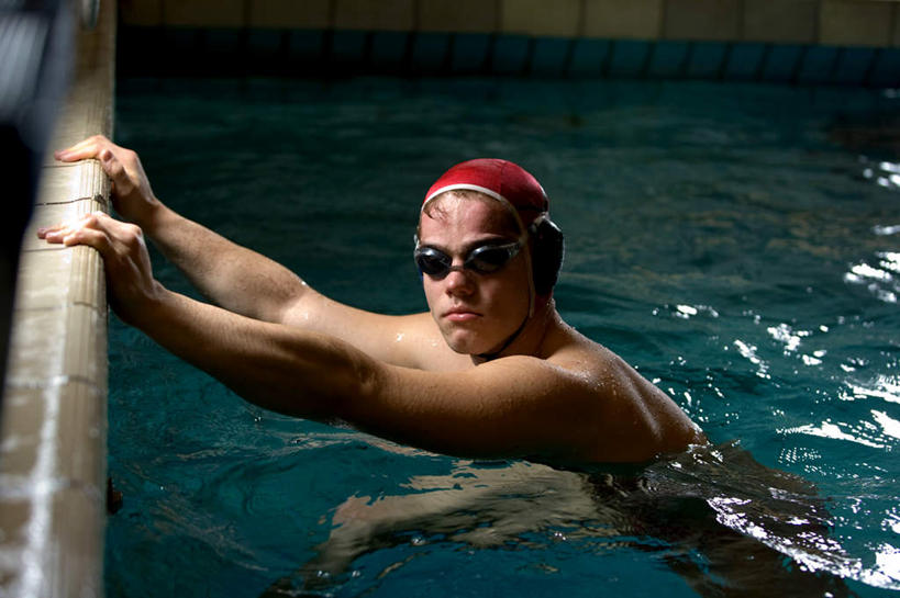 西方人,一个人,体育馆,游泳池,站,横图,俯视,室内,白天,水,帽子,欧洲,欧洲人,仅一个男性,仅一个人,阴影,波纹,泳帽,反射,眼镜,影子,泳镜,岸边,水池,水面,涟漪,扭头,注视,泳池,裸露,仅一个年轻男性,水纹,游泳眼镜,波浪,扶,观察,看,站着,转头,观看,察看,游泳馆,扶着,关注,游泳帽,裸,水晕,男人,男性,年轻男性,白种人,站立,半身,彩图,高角度拍摄