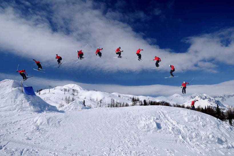 西方人,一个人,跳,横图,室外,白天,侧面,运动服,山,树林,雪,雪山,植物,大雪,奥地利,欧洲,欧洲人,仅一个男性,仅一个人,阴影,服装,光线,影子,冰,积雪,山峰,雪景,云,云朵,冬季,冬天,山峦,半空,云彩,运动器械,树,树木,仅一个年轻男性,衣服,蓝色,绿色,白云,蓝天,天空,阳光,自然,天,健身器械,寒冷,服饰,生长,晴朗,成长,连续,滑雪板,滑雪鞋,冰冷,衣着,穿着,健身器材,滑雪装备,中欧,严寒,奥地利共和国,冰凉,酷寒,凛冽,凛凛,极冷,持续,衣饰,继续,接连,陆续,延续,一连,男人,男性,年轻男性,白种人,晴空,跳跃,彩图,全身,运动器材,运动装
