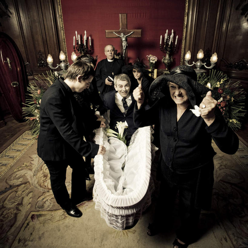 西方人,教堂,站,举,笑,微笑,露齿笑,方图,室内,白天,正面,晚礼服,西装,帽子,纺织品,欧洲,欧洲人,套装,正装,节日,装饰,毛毯,十字架,毯子,许多人,职业装,礼帽,文化,纺织,黑色,垫子,祈祷,托,站着,一群人,健康,温暖,许愿,宗教,信仰,纪念,华丽,修饰,祈求,点缀,棺材,信念,燕尾服,衬托,美观,雅致,雅观,寡妇,孀妇,未亡人,平安,老年男性,老年女性,男人,男性,女人,女性,白种人,举起,举手,举着,向上举,向上伸,向上托,站立,彩图,全身,晚宴服,舞会服,洋服,洋装,夜礼服,大教堂,礼拜堂