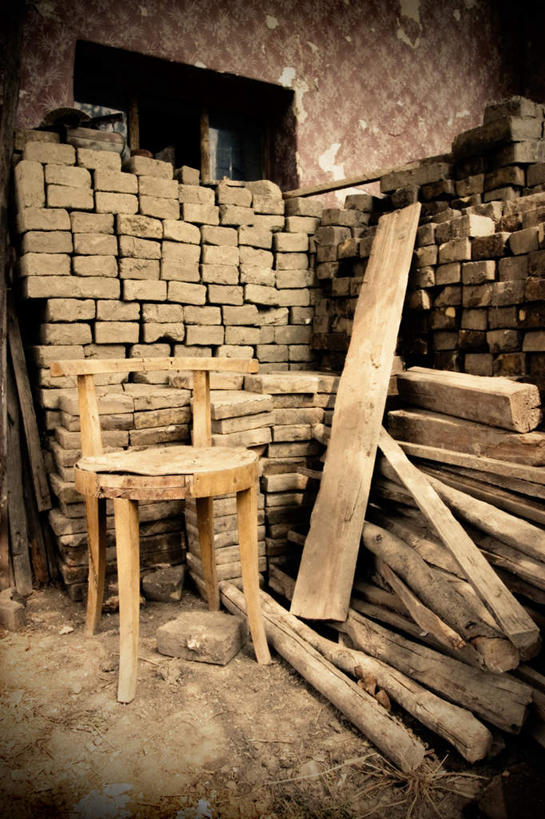无人,竖图,室内,白天,正面,礁石,石头,植物,门,椅子,一堆,堆叠,堆积,枯萎,木材,石子,木椅,枯草,木柴,草,黄色,门框,木料,堆,礁,石块,岩石,彩图