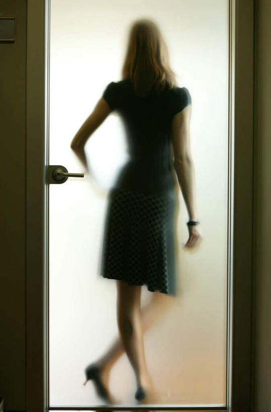 西方人,一个人,站,竖图,室内,特写,白天,裙子,门,玻璃,欧洲,欧洲人,仅一个年轻女性,仅一个女性,仅一个人,模糊,长裙,手叉腰,玻璃制品,背面,门框,叉腰,站着,半身裙,含糊,恍惚,模胡,依稀,隐约,年轻女性,女人,女性,白种人,站立,彩图,全身