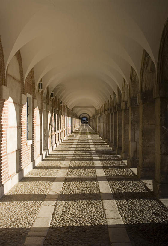 无人,竖图,室外,白天,正面,西班牙,欧洲,一排,阴影,整齐,光线,影子,柱子,走道,走廊,过道,首都,排列,阳光,马德里,队列,南欧,西班牙王国,马德里自治区,彩图