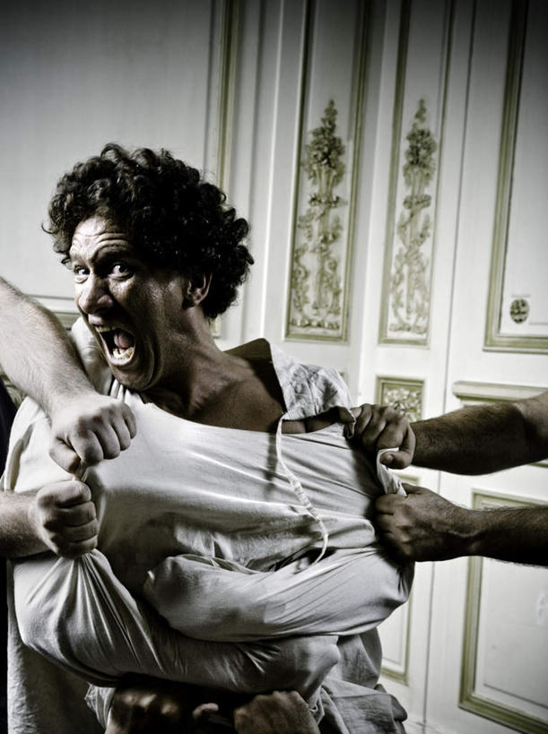 西方人,脸,头,脸颊,手,竖图,室内,特写,白天,正面,欧洲,欧洲人,握,生气,模糊,许多人,拿,拿着,注视,观察,看,张嘴,一群人,手部,握着,愤怒,观看,暴躁,惊恐,察看,发怒,疯狂,关注,情绪,脾气,张大嘴巴,惊慌,恐慌,忿怒,怨恨,强烈,含糊,恍惚,模胡,依稀,隐约,惊骇,精神病,神经病,激动,白种人,头部,脸部,脸蛋,面部,张开嘴,半身,彩图