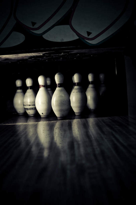 无人,竖图,室内,特写,白天,正面,锻炼,运动,地板,一排,模糊,整齐,保龄球瓶,地面,速度,娱乐,运动器械,木地板,排列,倒影,健身器械,力量,平衡,技巧,协调,倒映,队列,健身器材,灵敏,柔韧,趣味,耐力,抗争,球瓶,含糊,恍惚,模胡,依稀,隐约,反照,体育,彩图,健身,运动器材